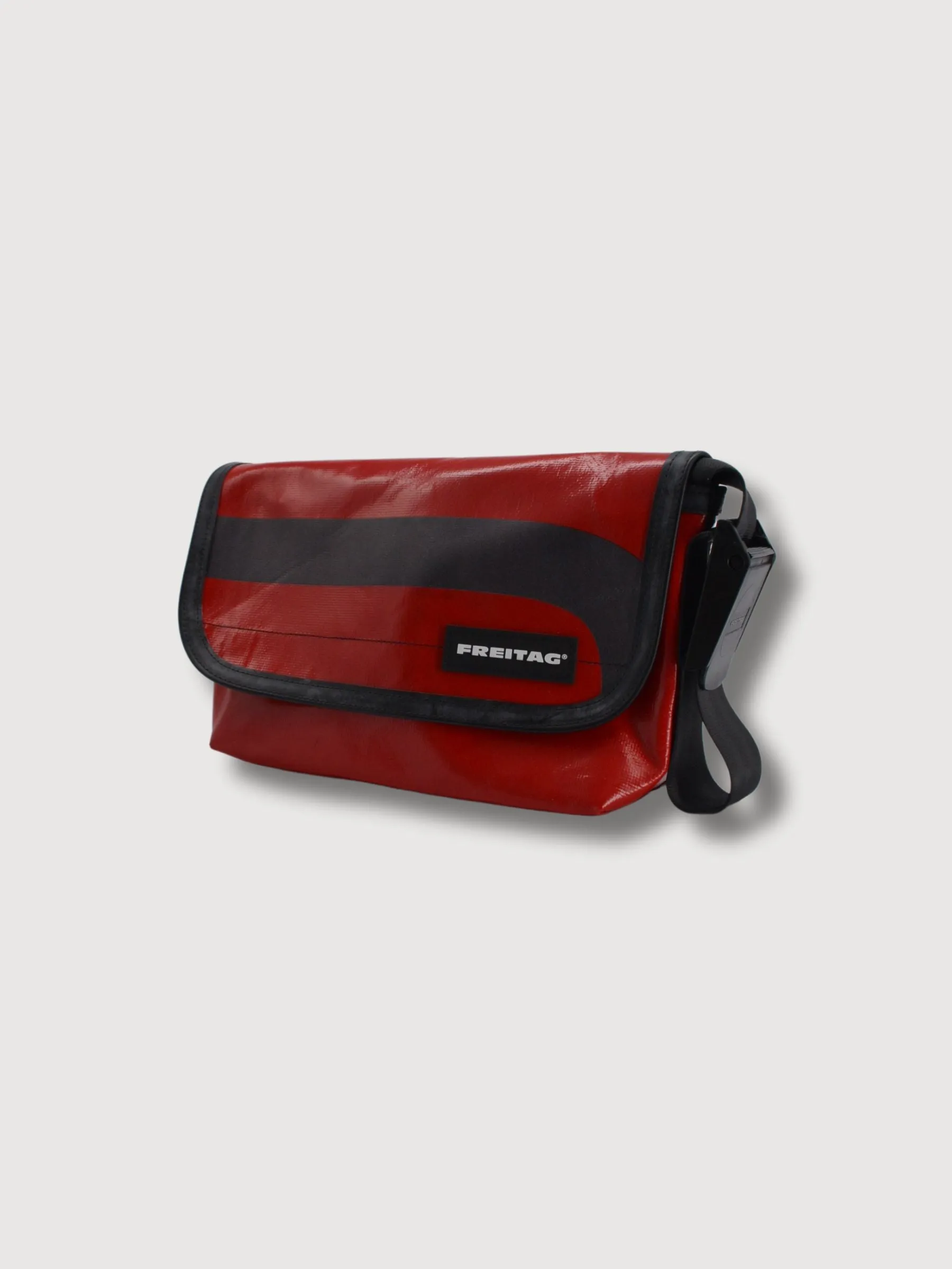 Bag F41 Hawaii Five-0 Red & Black In Used Truck Tarps | Freitag