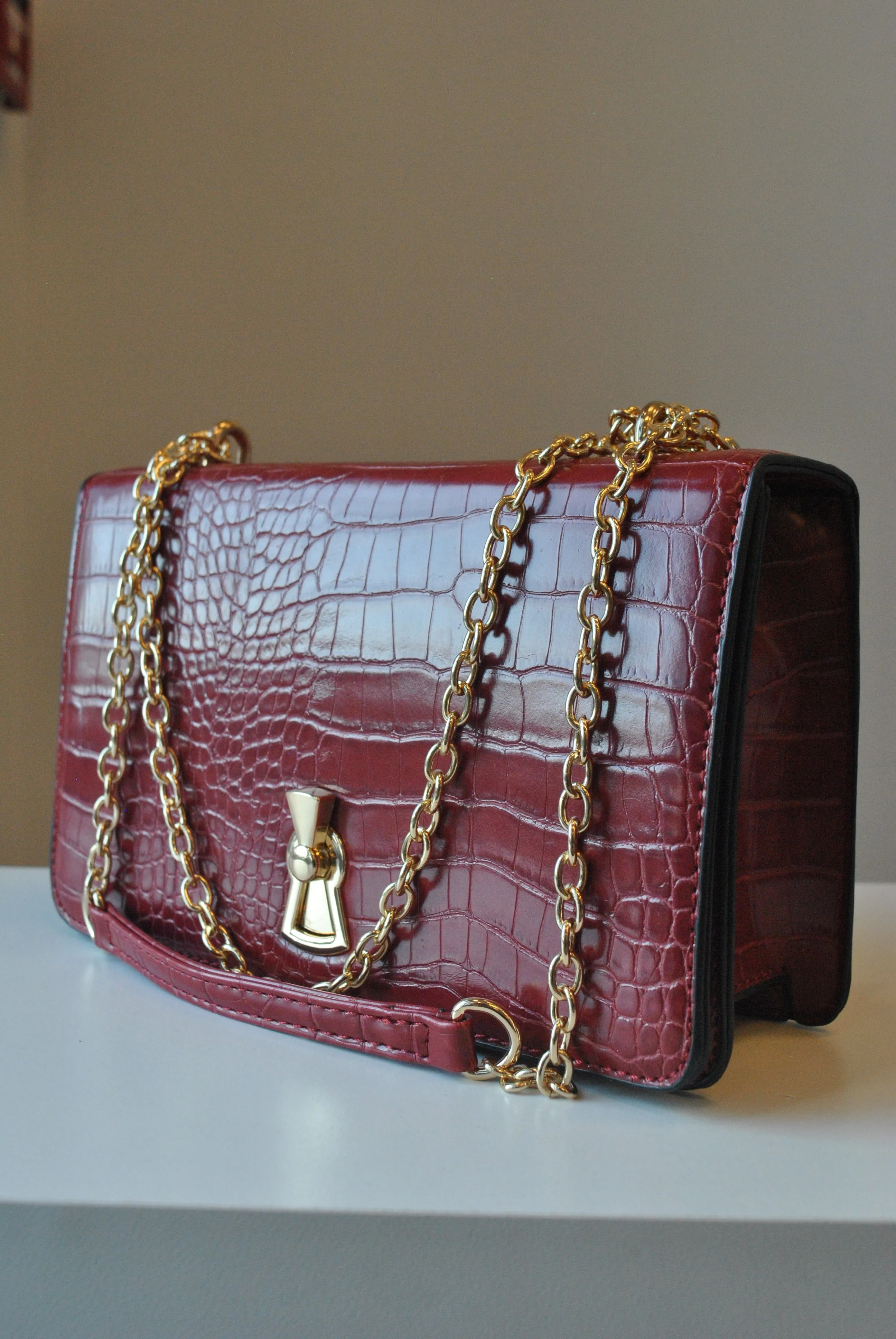 BURGUNDY FAUX CROCODILE LEATHER CROSSBODY BAG