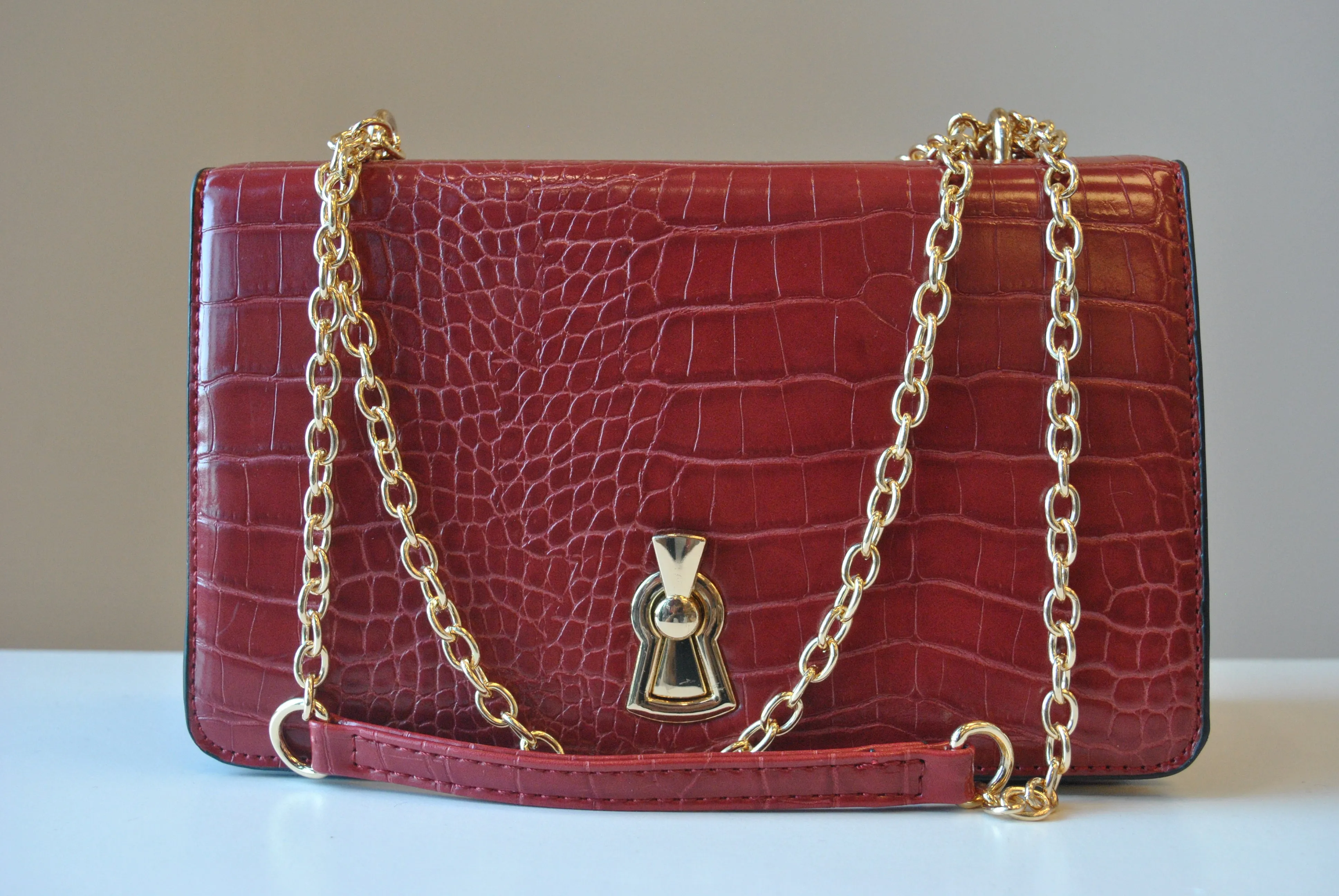 BURGUNDY FAUX CROCODILE LEATHER CROSSBODY BAG