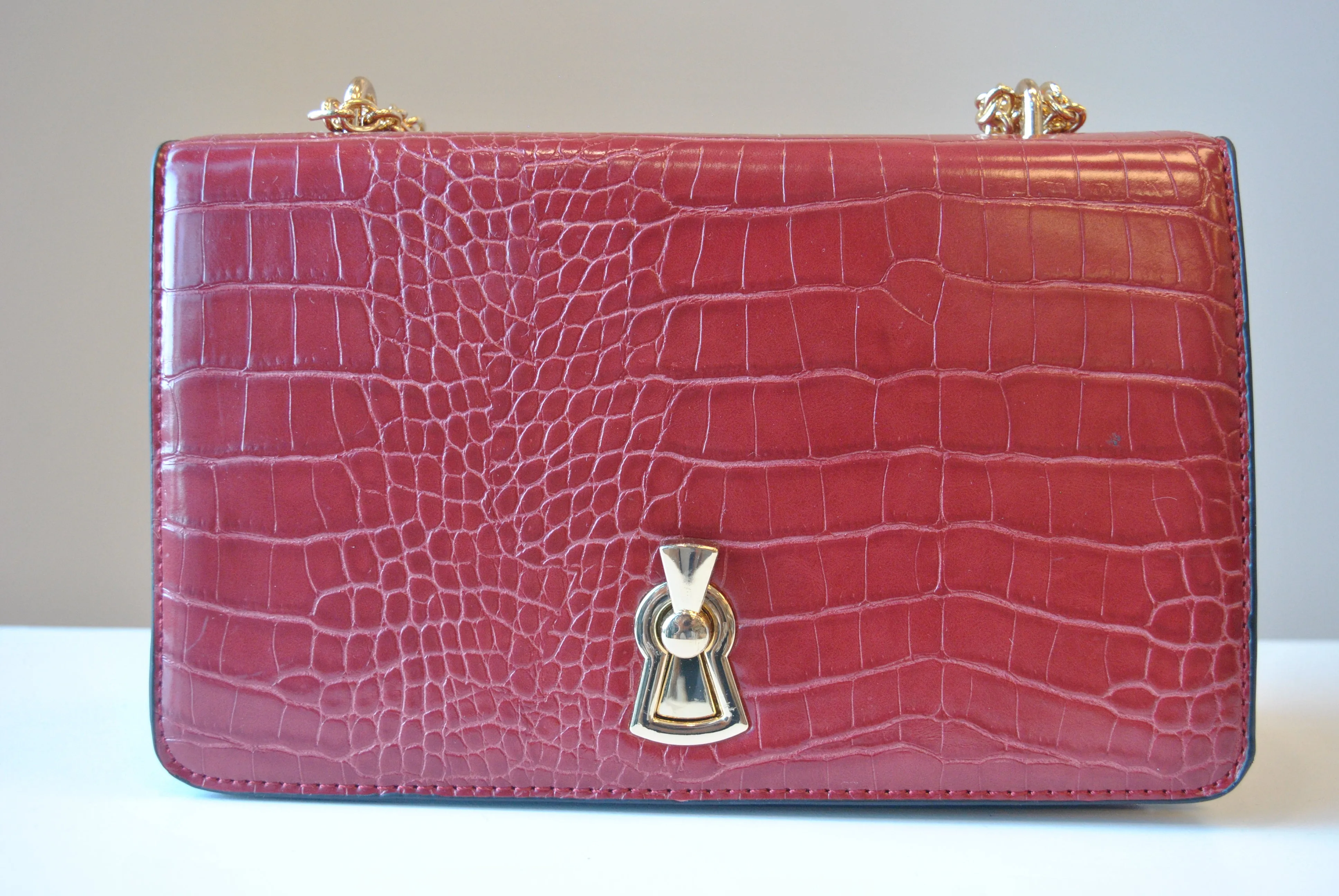 BURGUNDY FAUX CROCODILE LEATHER CROSSBODY BAG
