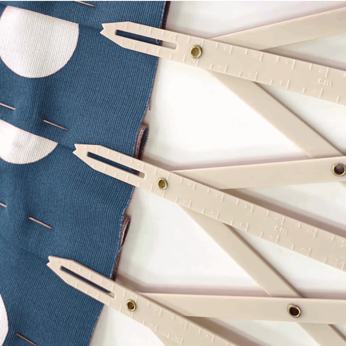 Expandable sewing gauge