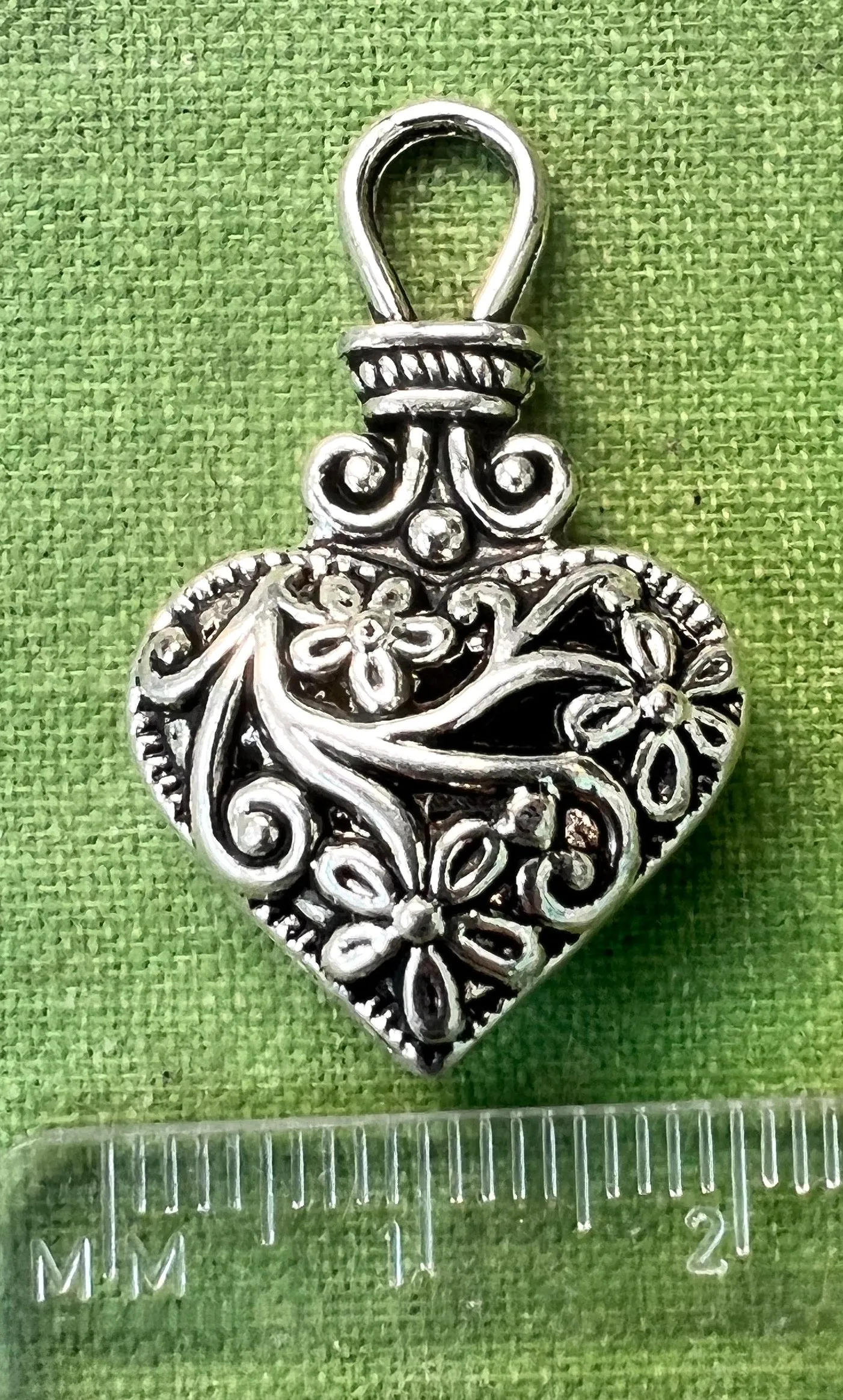 Latticework 3cm Heart Pendant / Charm