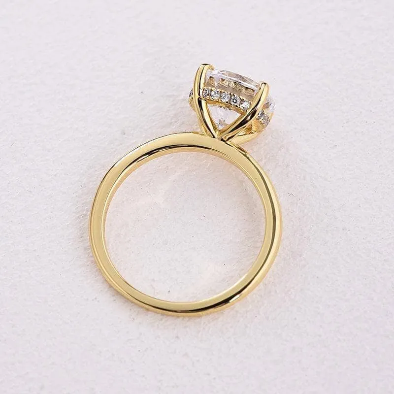 Luxurious Round Cut 4 Prong Solitaire Engagement Ring