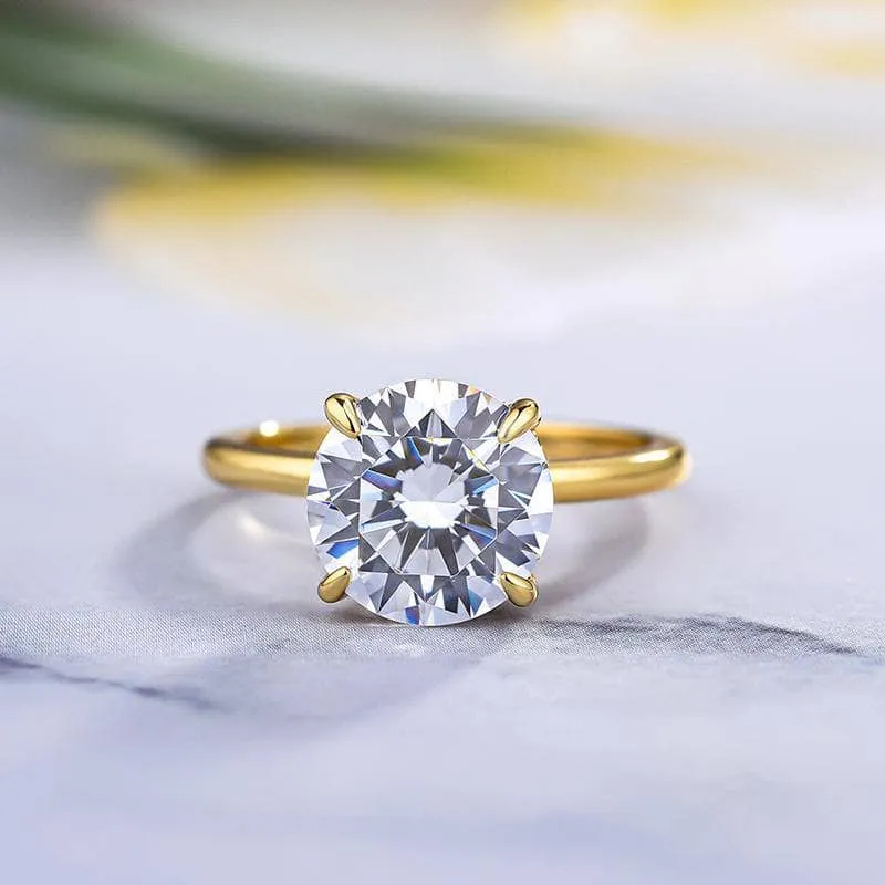 Luxurious Round Cut 4 Prong Solitaire Engagement Ring
