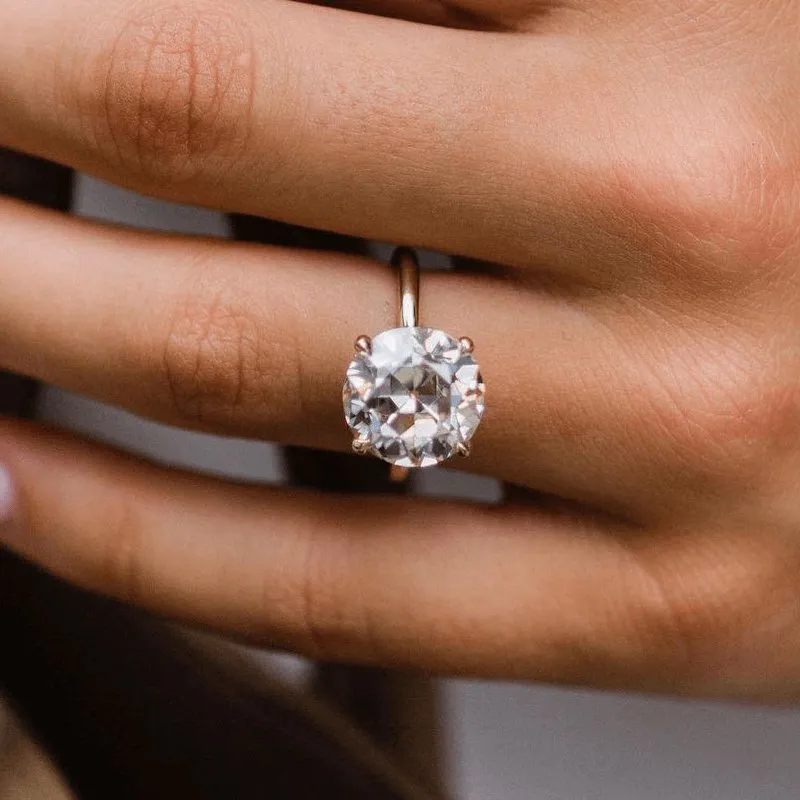 Luxurious Round Cut 4 Prong Solitaire Engagement Ring