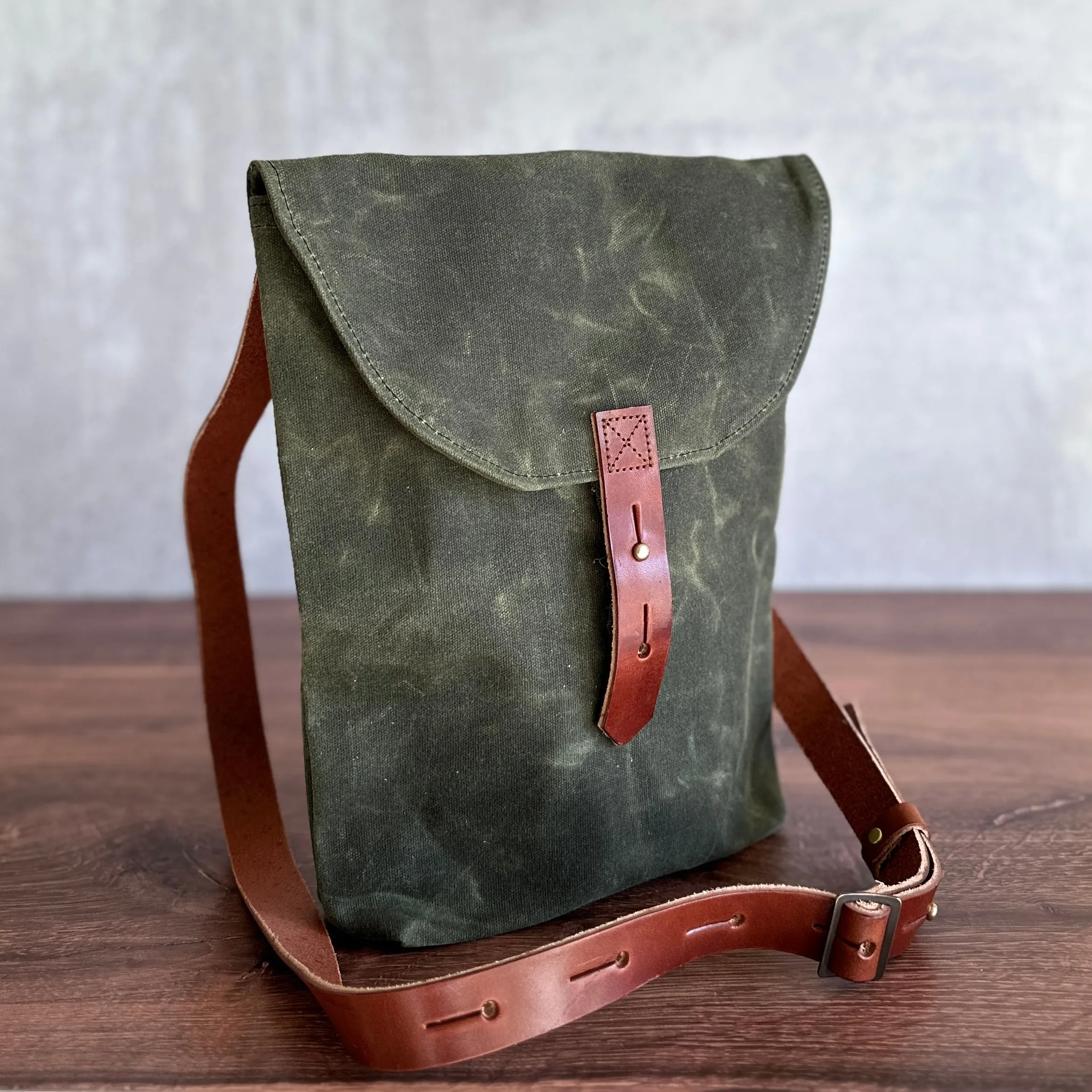 [Peg and Awl ] The Hunter Satchel